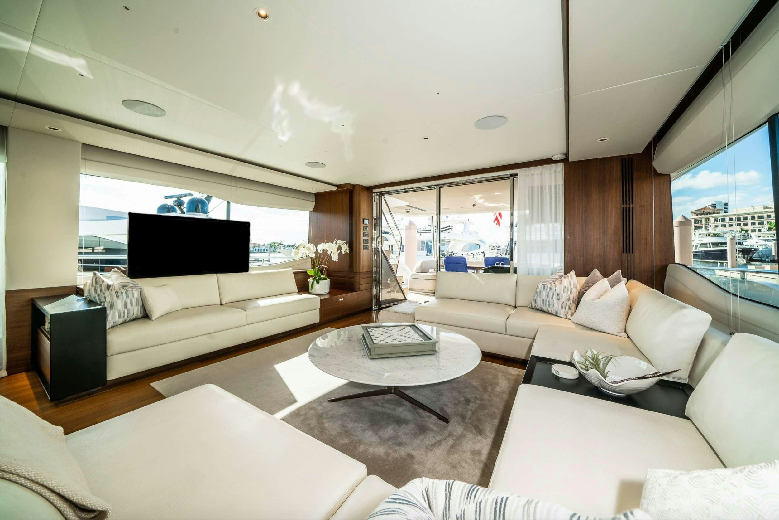 RECORD YEAR - Interior salon