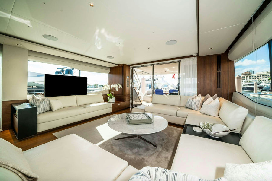 RECORD YEAR - Interior salon