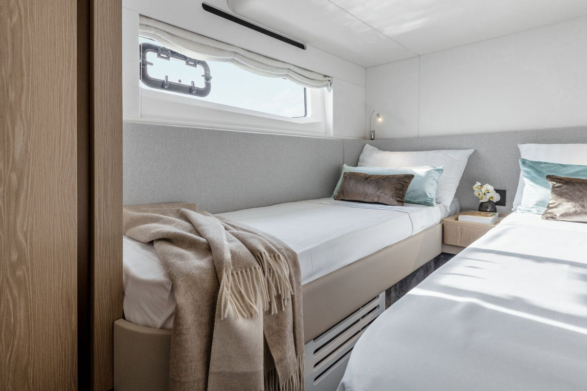Charter M/Y WHITE — Azimut 53 F (16m, 2024)